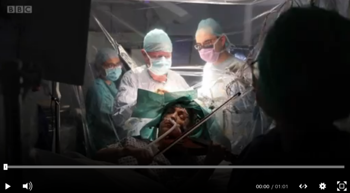 Paciente tocó su violín durante cirugía de cerebro