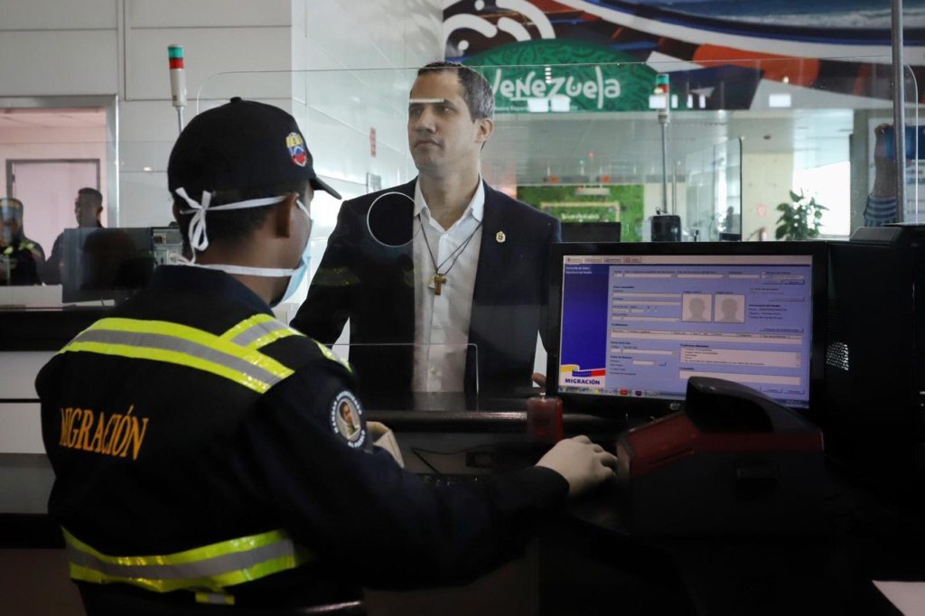 Entre jalones y gritos: Guaidó entró a Venezuela por el Aeropuerto de Maiquetía. Foto: fuentes.