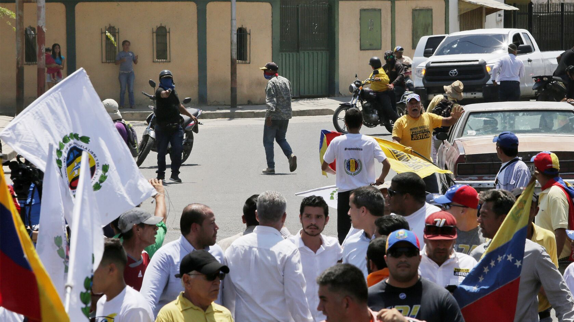 Guaidó simula atentado