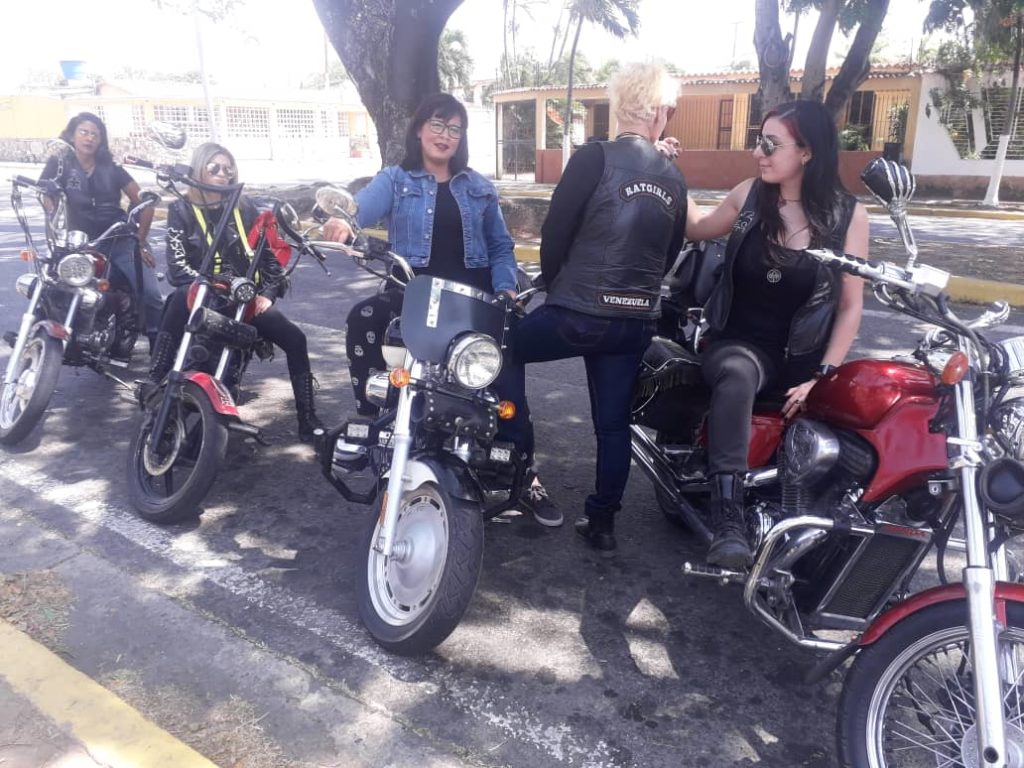 mujeres en motocicletas