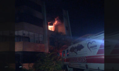 Combaten voraz incendio en residencias El Paují de Naguanagua