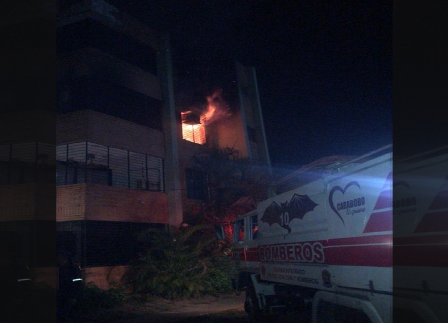 Combaten voraz incendio en residencias El Paují de Naguanagua