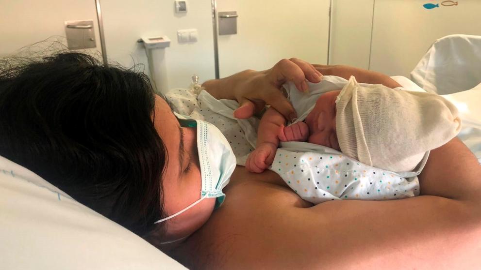 Mujer con COVID-19 da a luz a bebé sano