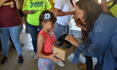 Niños beneficiados con zapatos en Guacara
