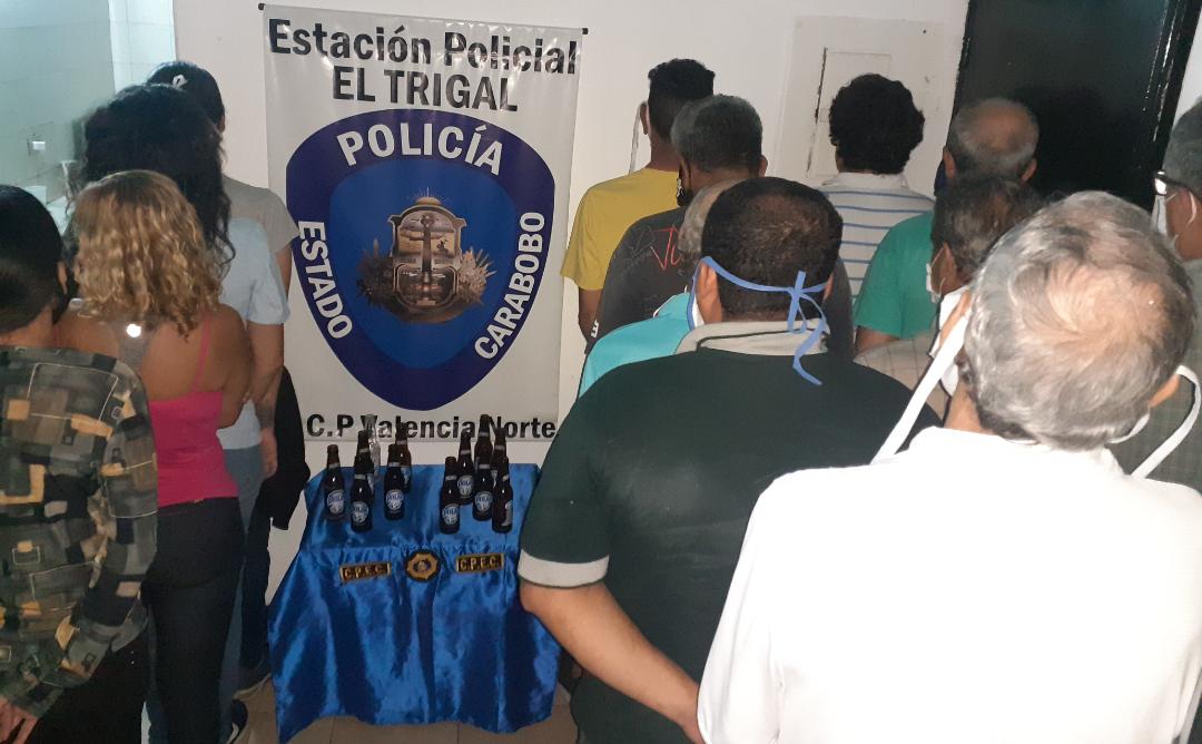 Este viernes funcionarios de la Policía de Carabobo detienen a 13 personas por ingerir alcohol en El Trigal, en plena cuarentena.