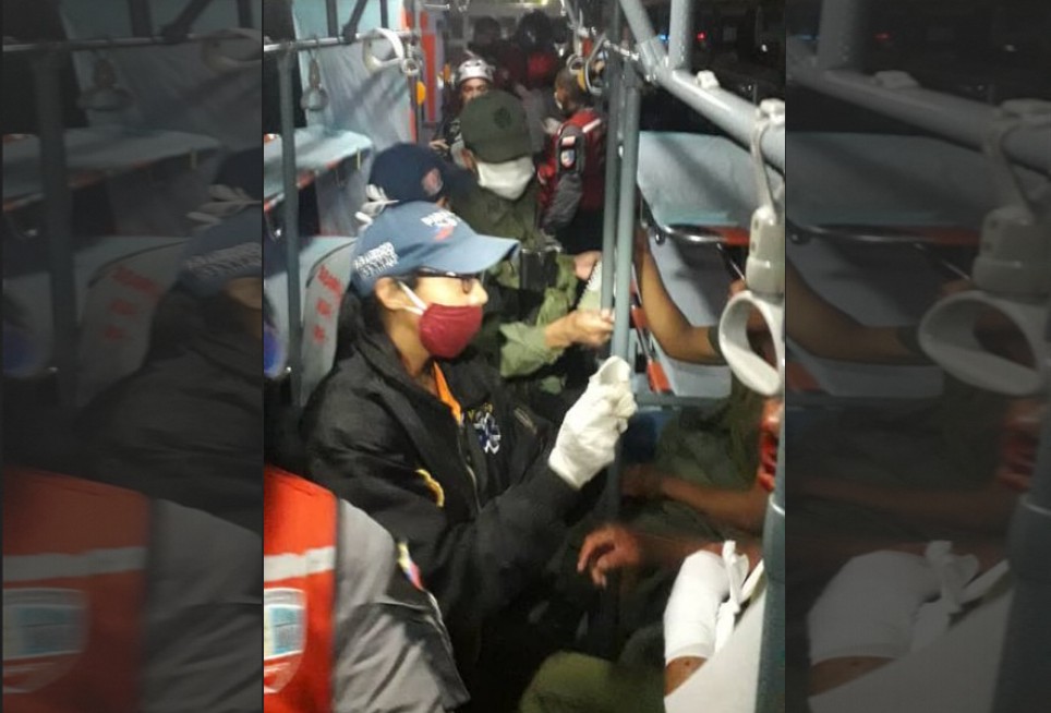 Los 8 funcionarios heridos fueron atendidos y trasladados en el autobús Ambulancia al Hospital Militar. Foto: fuentes.