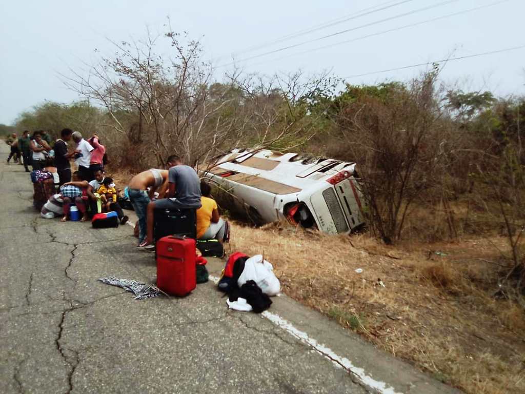 Volcó autobús con 63 pasajeros en cuarentena - noticiasACN
