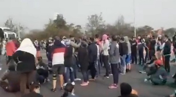 Más de 500 venezolanos trancan autopista en Bogotá