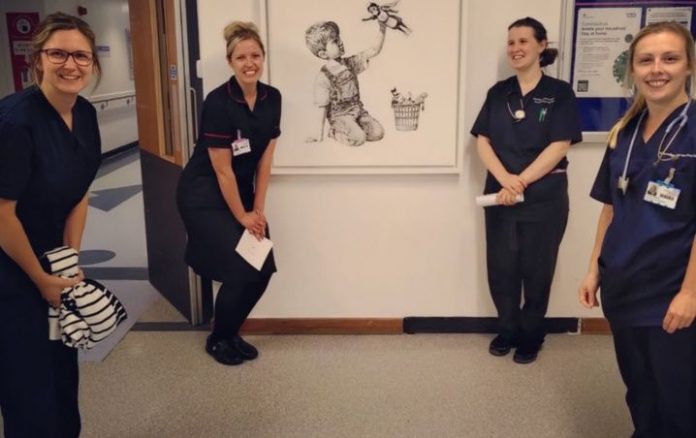 Banksy rinde homenaje a los profesionales de la salud