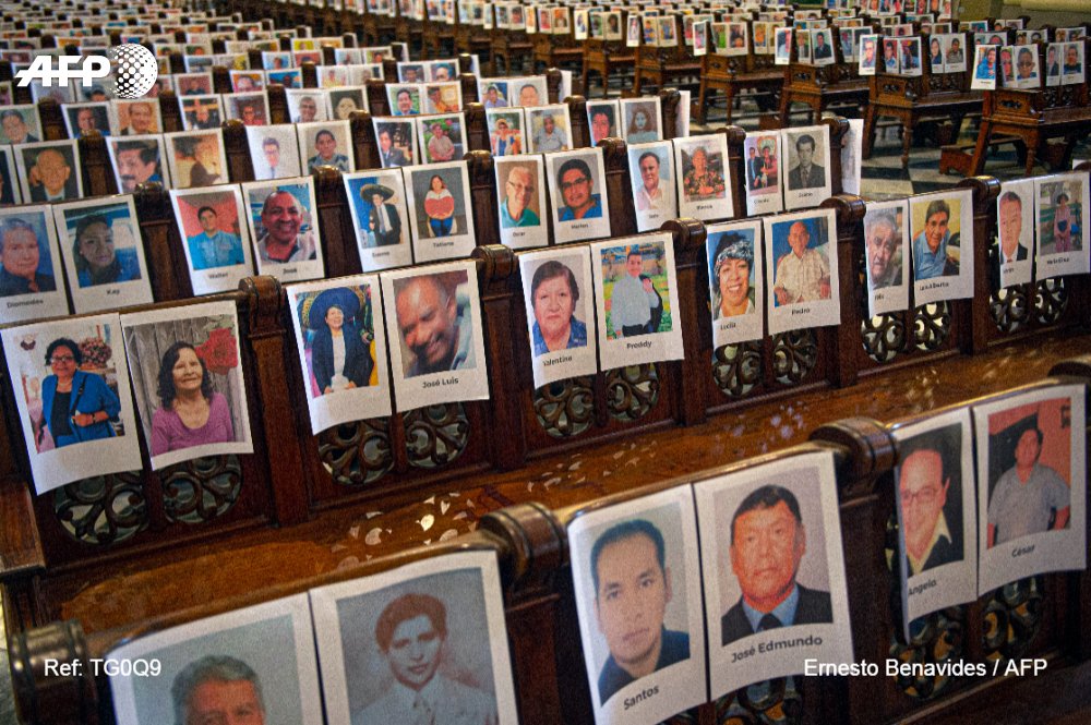 Misa en Perú con 6500 fotos de fallecidos por COVID-19