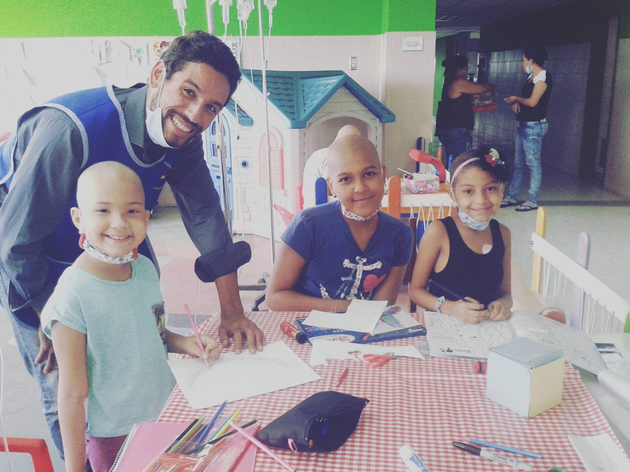 Mochilero y fotógrafo venezolano educa a niños en Suramérica