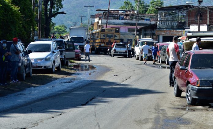 Abastecerse de gasolina en Central Tacarigua