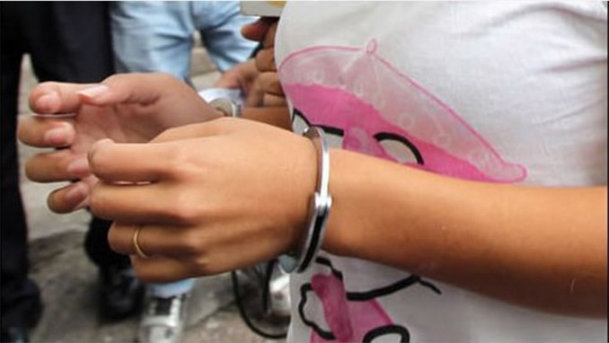 Detenida mujer por permitir que abusaran de su hija - ACN