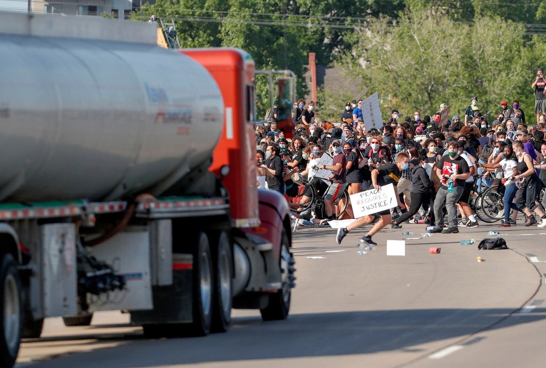 Identificado conductor del camión cisterna que se lanzó contra manifestantes en Minneapolis