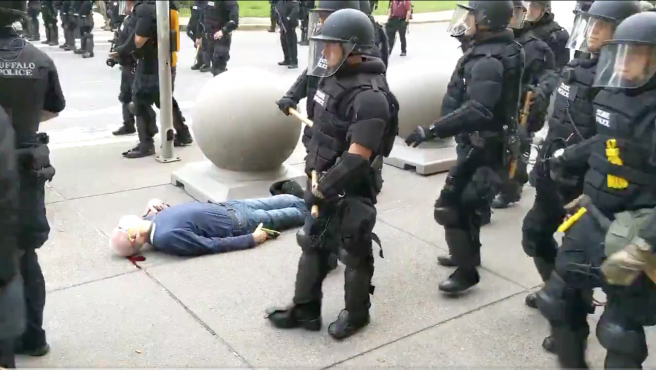 Anciano empujado por policías en Estados Unidos