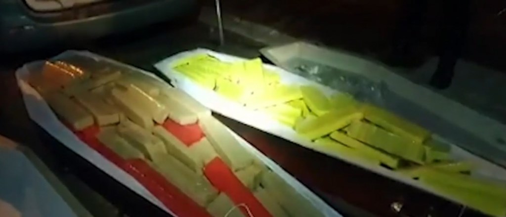 trasladaba droga en urnas