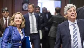 La ministra de Economía, Nadia Calviño, junto al presidente saliente del Eurogrupo, Mario Centeno, en Bruselas.THIERRY MONASSE