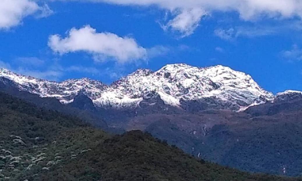 Una espectacular nevada cautivó a Mérida este viernes