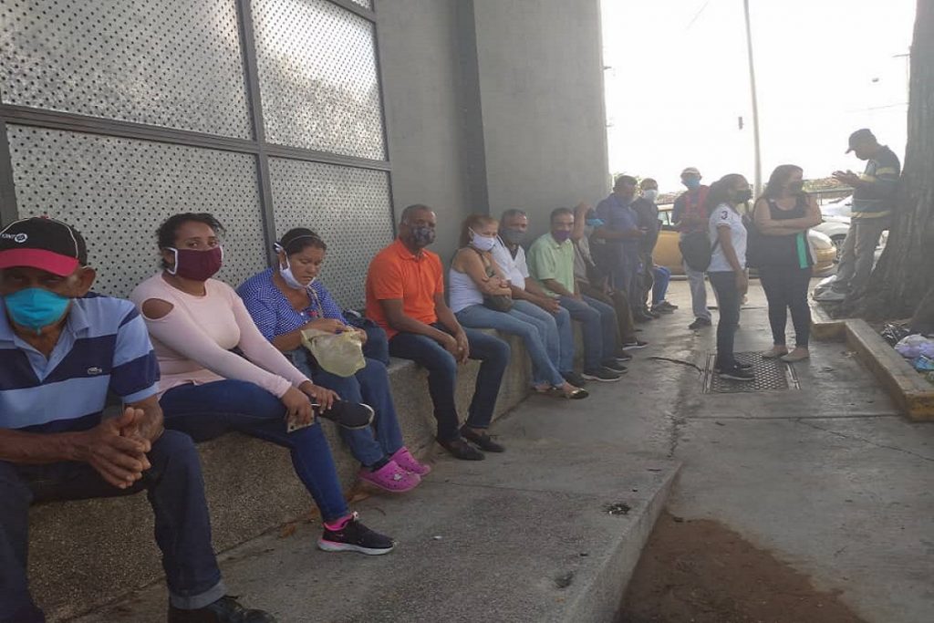 Jornada en los bancos con poco distanciamiento físico