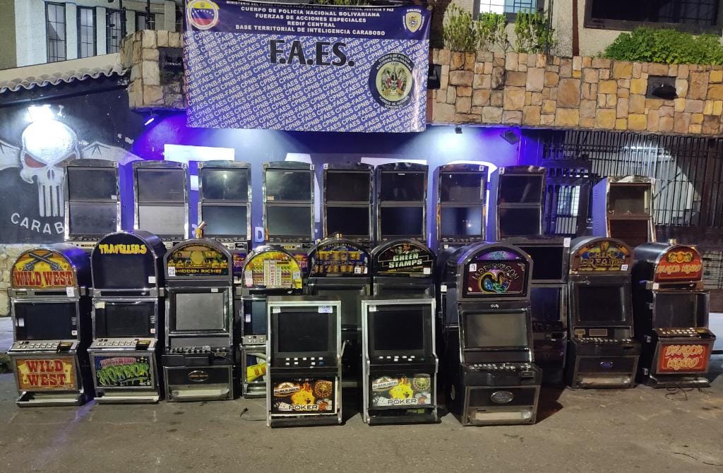 Funcionarios de las Fuerzas de Acciones Especiales (FAES) de Carabobo desmantelan un casino clandestino que funcionaba en la urbanización El Trigal, al norte de la ciudad de Valencia. - ACN
