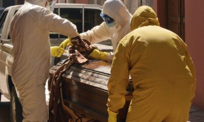 Policías retiran cadáveres en Bolivia - ACN