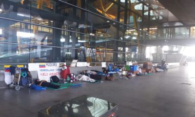 Venezolanos duermen en aeropuerto de Madrid