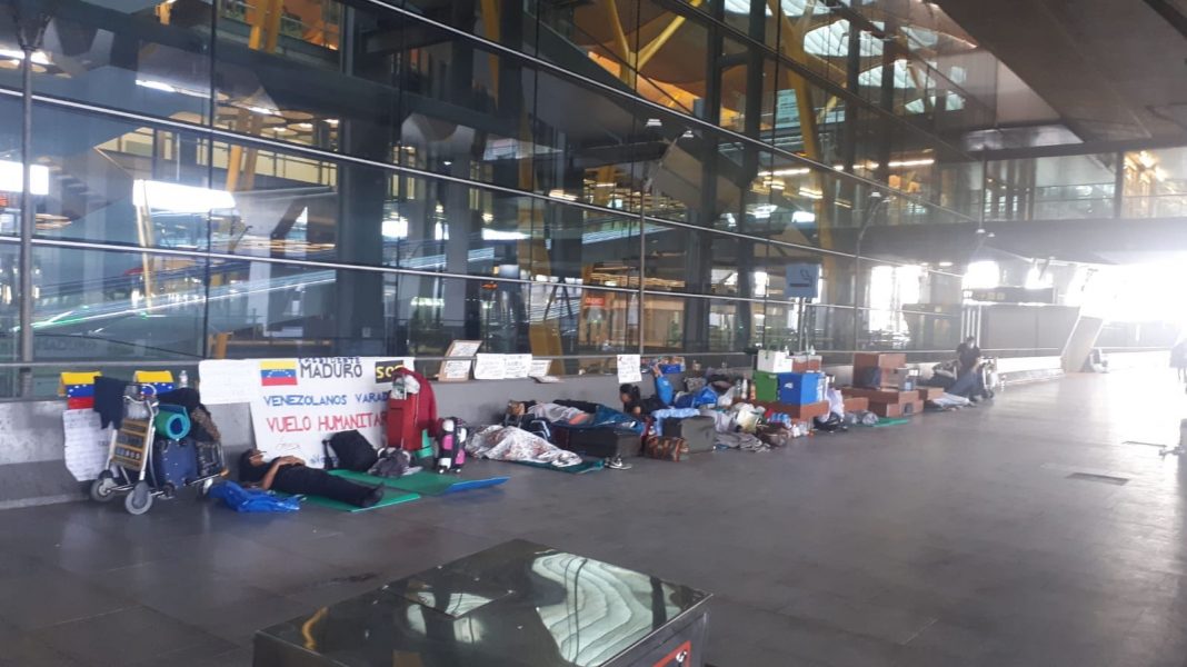 Venezolanos duermen en aeropuerto de Madrid