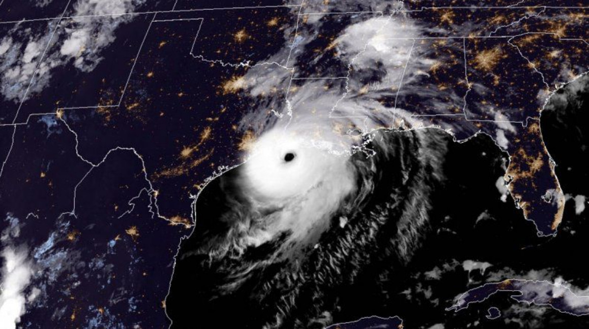 Huracán Laura toca tierra: Advierten de una marejada ciclónica "insalvable"