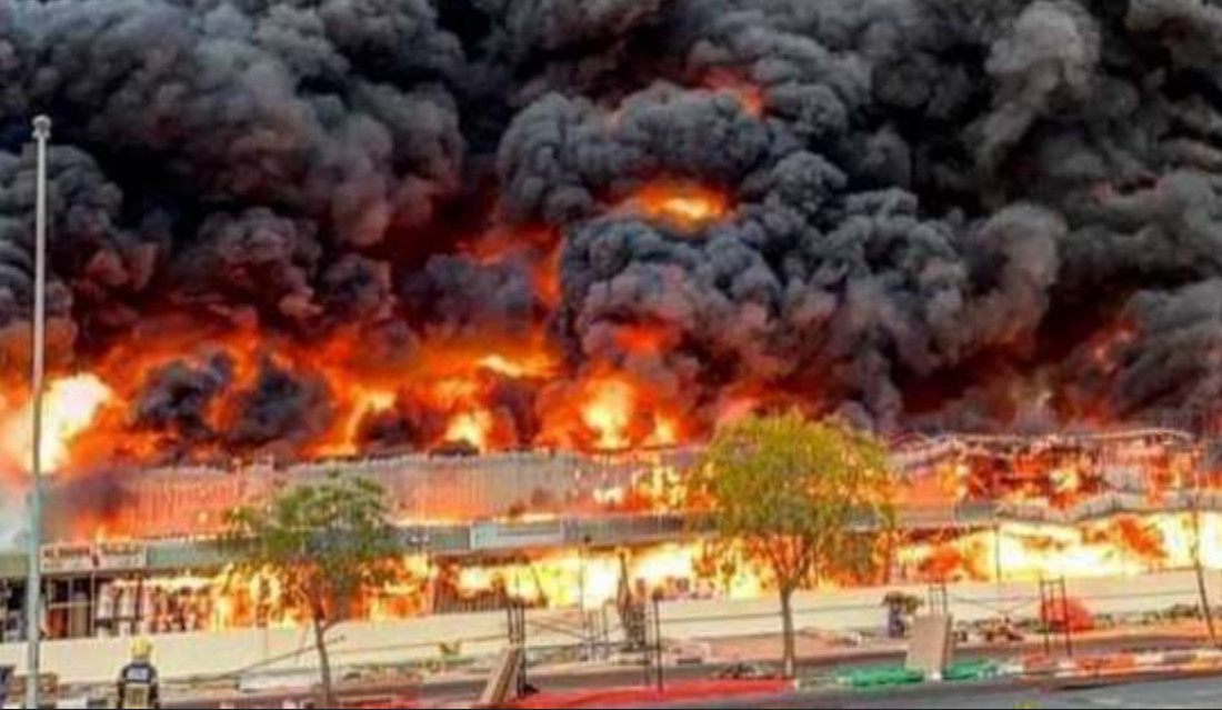Reportan incendio masivo de un centro comercial en los Emiratos Árabes Unidos