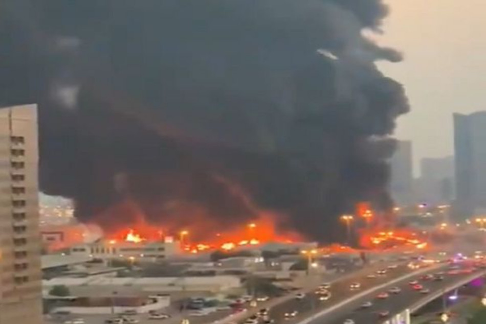 Reportan incendio masivo de un centro comercial en los Emiratos Árabes Unidos. Foto: Cortesía de Times Now.