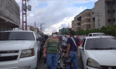 Kilométricas colas por gasolina subsidiada en Carabobo