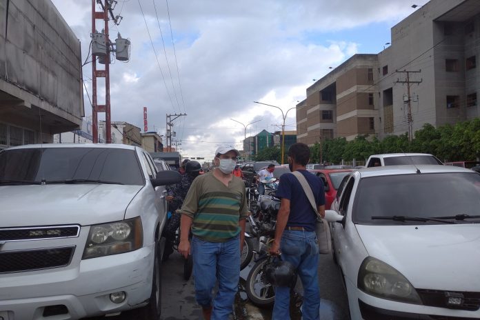 Kilométricas colas por gasolina subsidiada en Carabobo