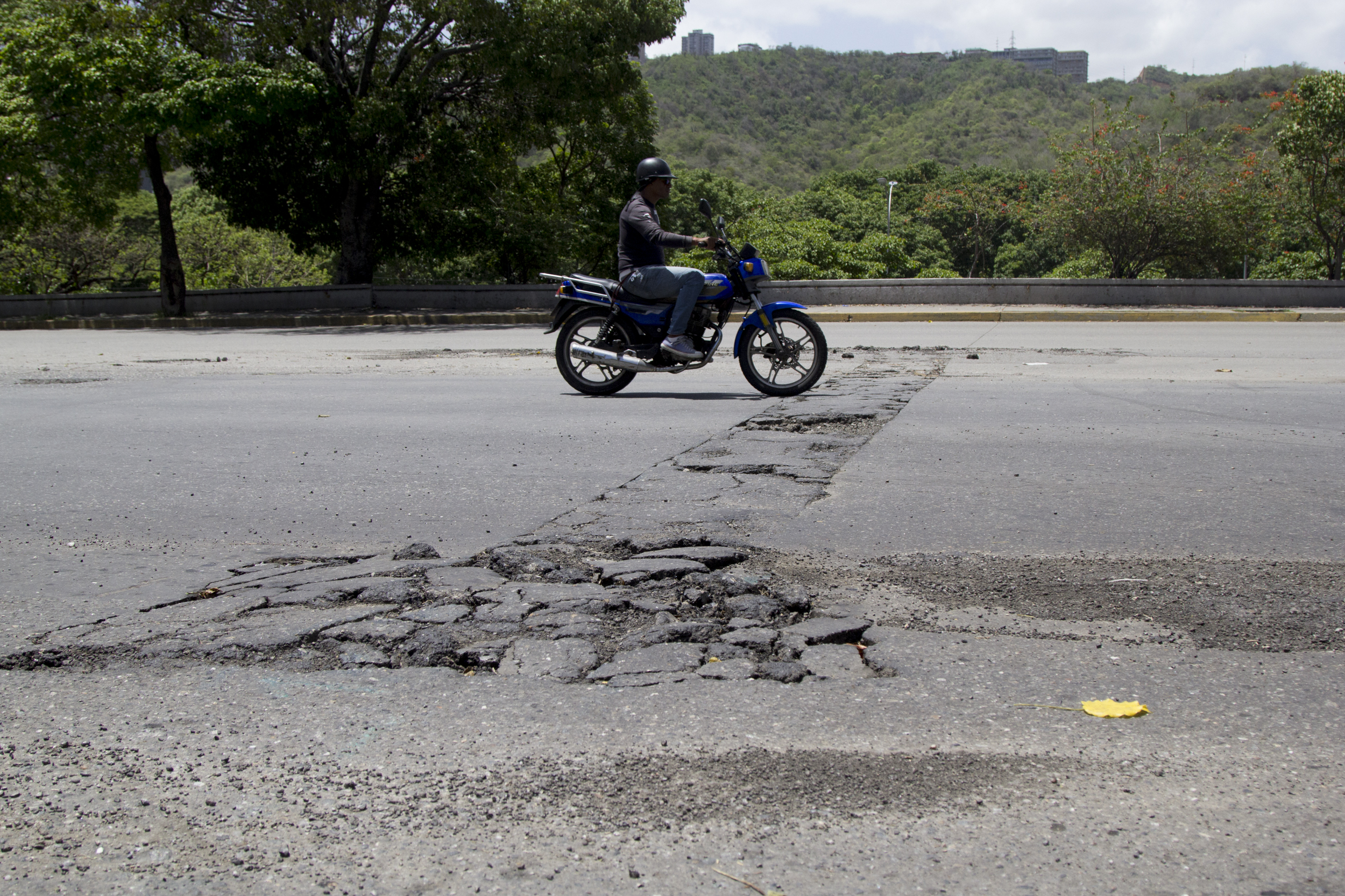 Motorizado cayó en mega hueco