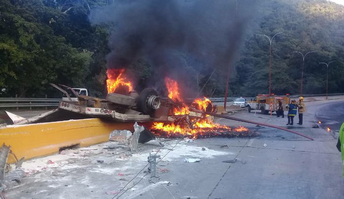 Camión se volcó en autopista Valencia-Puerto Cabello - ACN