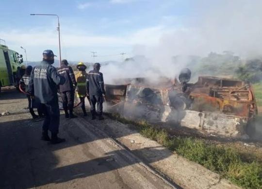 Bus se volcó y quemó en Coro