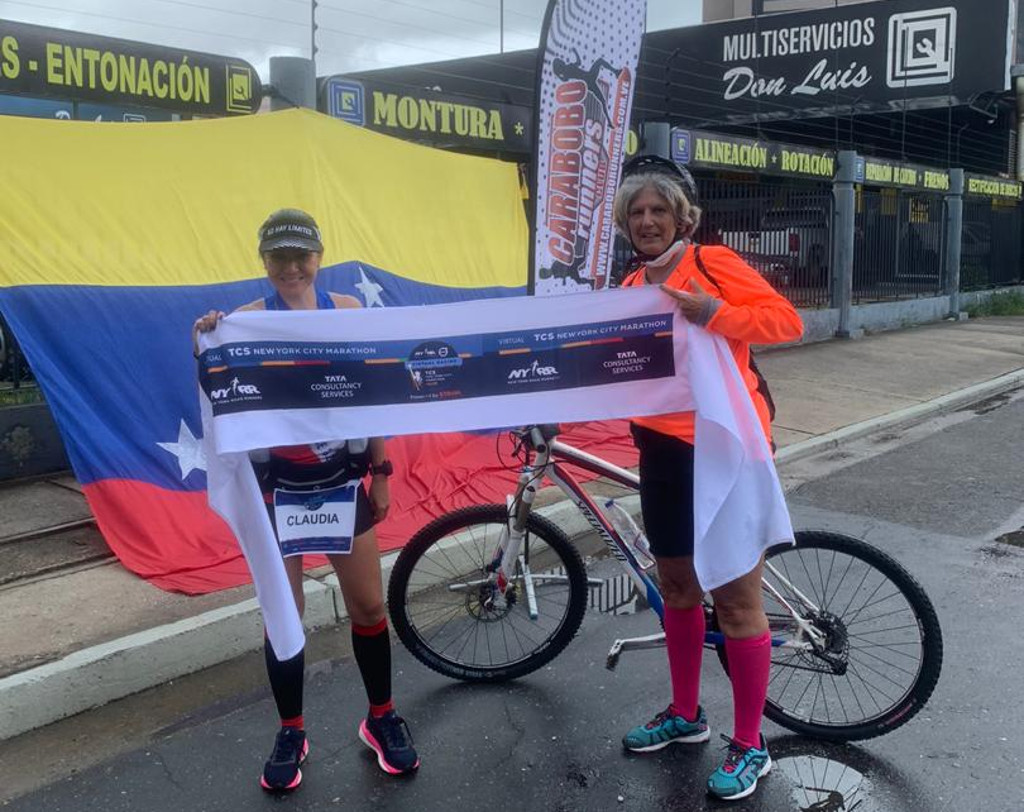 Un grupo de ciclistas, entusiastas del deporte carabobeño, también se unieron a las actividades de apoyo de los maratonistas el día de hoy. Foto: Cortesía.