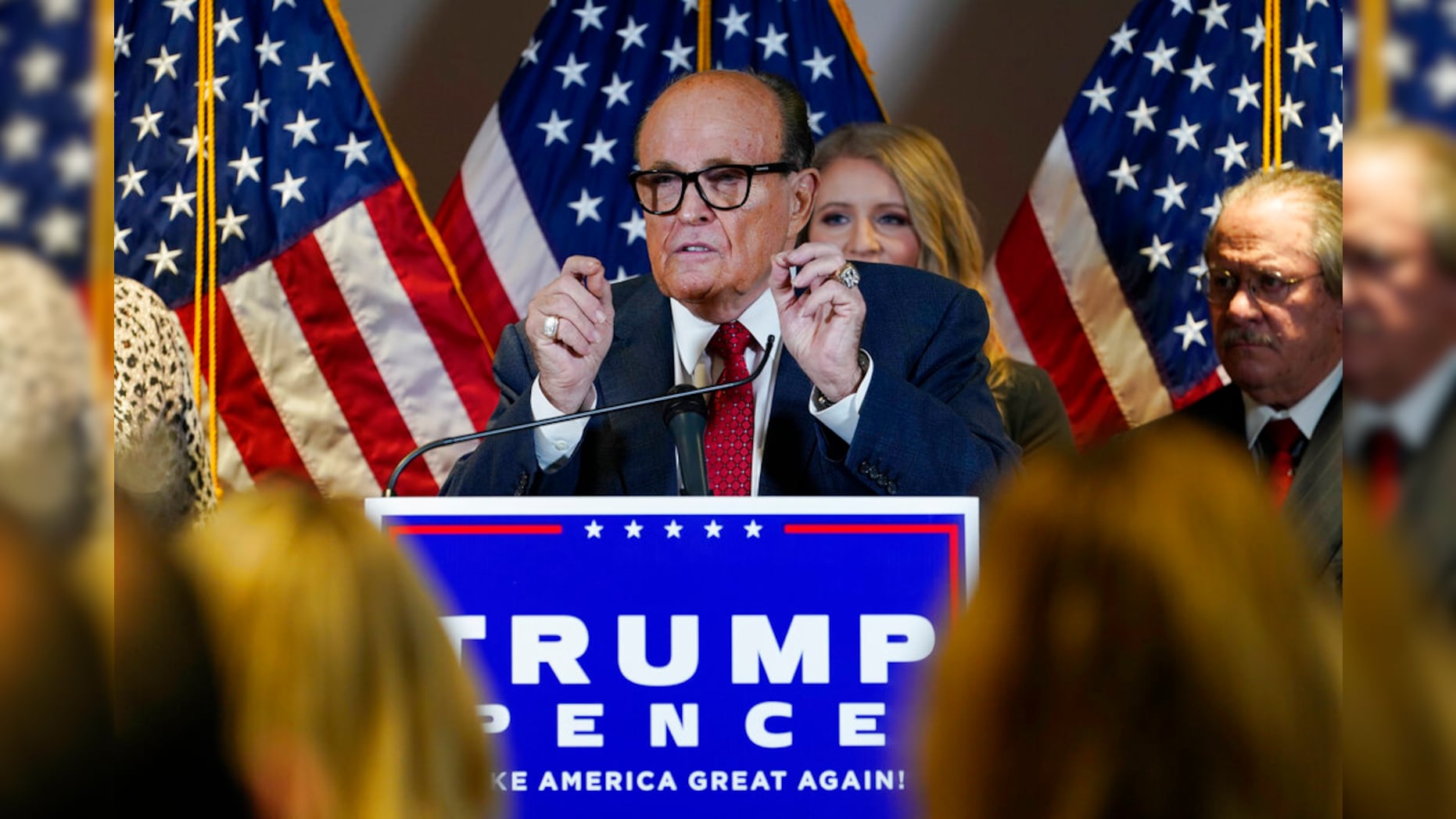 Giuliani arremete con nuevas acusaciones de fraude electoral en EEUU
