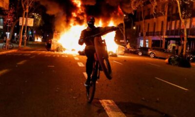 España enfrenta otra noche de protestas violentas