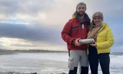 Encuentran cápsula del tiempo que viajó desde el Polo Norte hasta Irlanda