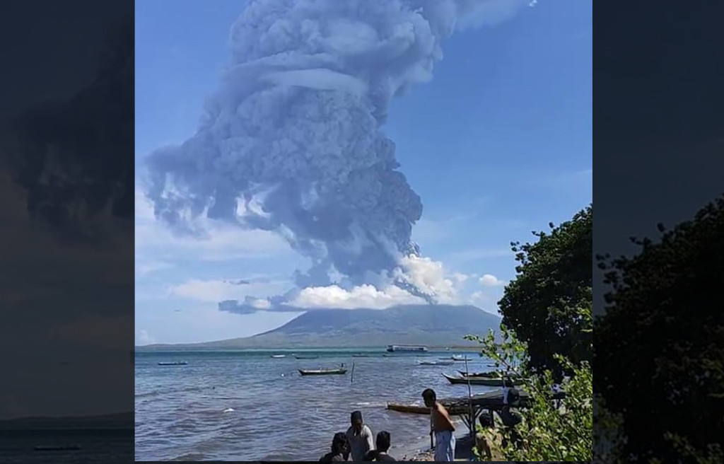 Alerta en el Pacífico por erupcion del volcán Ili Lewotolok