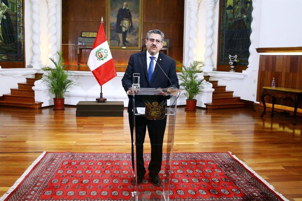 Merino renuncia a la presidencia de Perú