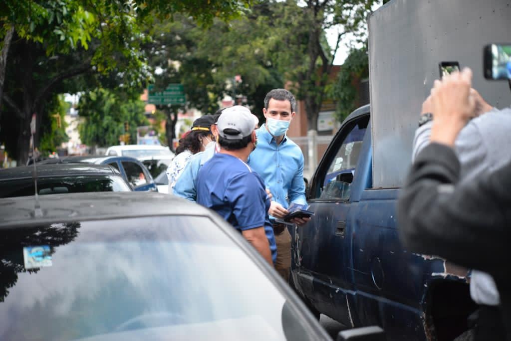 Guaidó en colas de gasolina - ACN