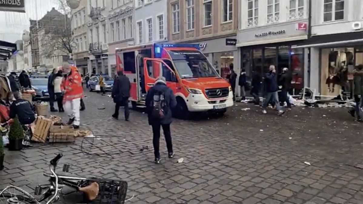 Automóvil atropelló a una multitud en Alemania