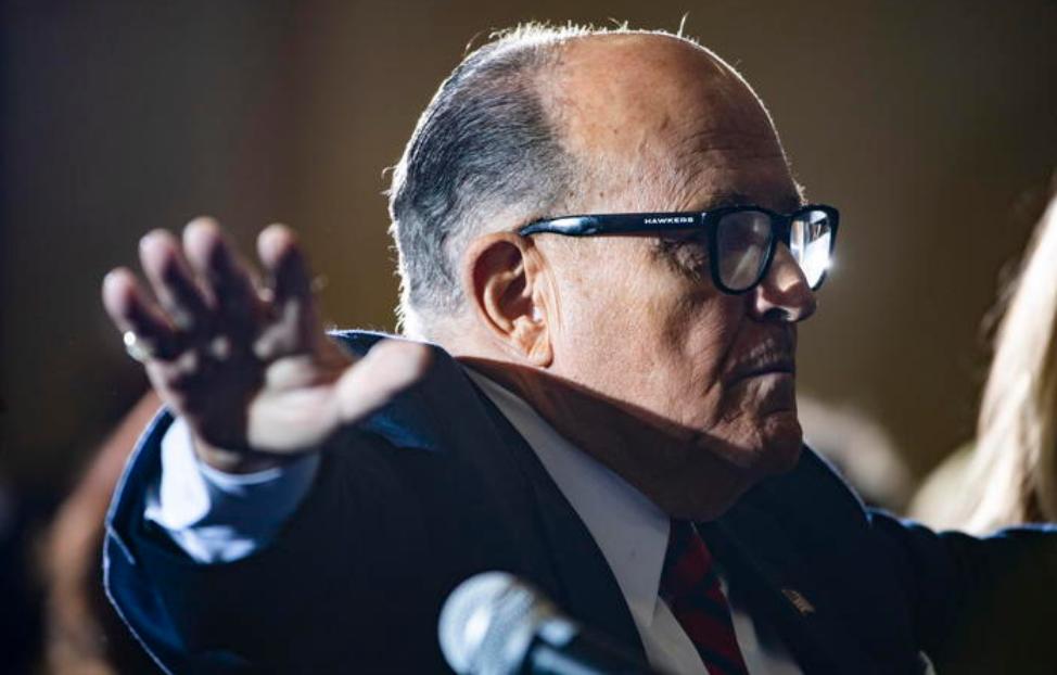 Giuliani hospitalizado: Principal abogado de Trump da positivo para COVID-19