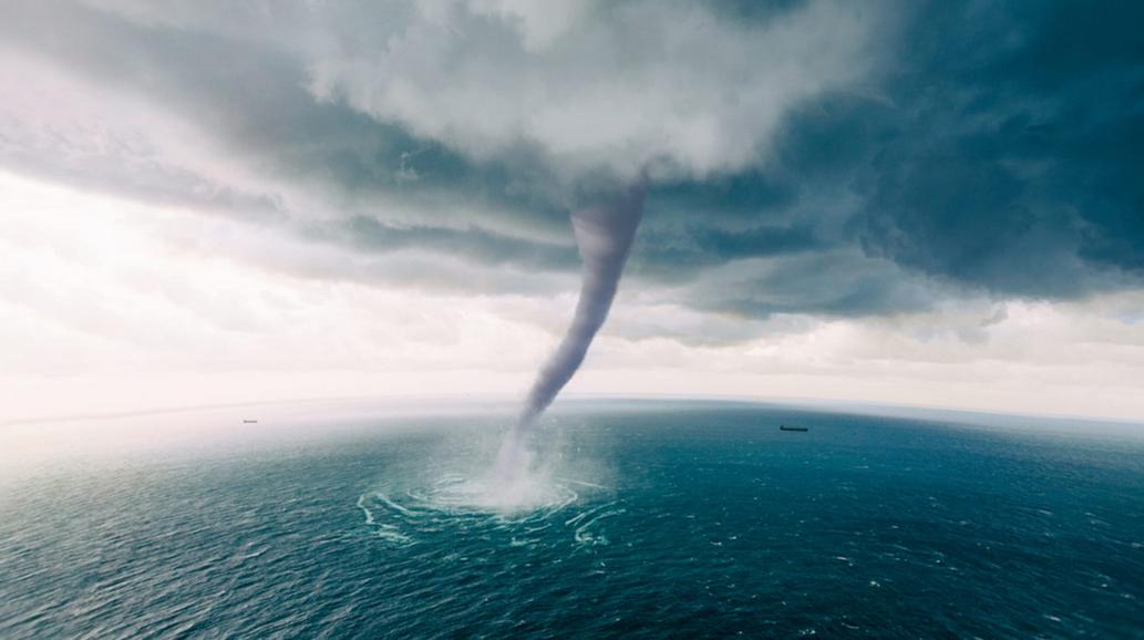 Tornado azotó Florida derribando árboles, volteando vehículos y arrancando techos