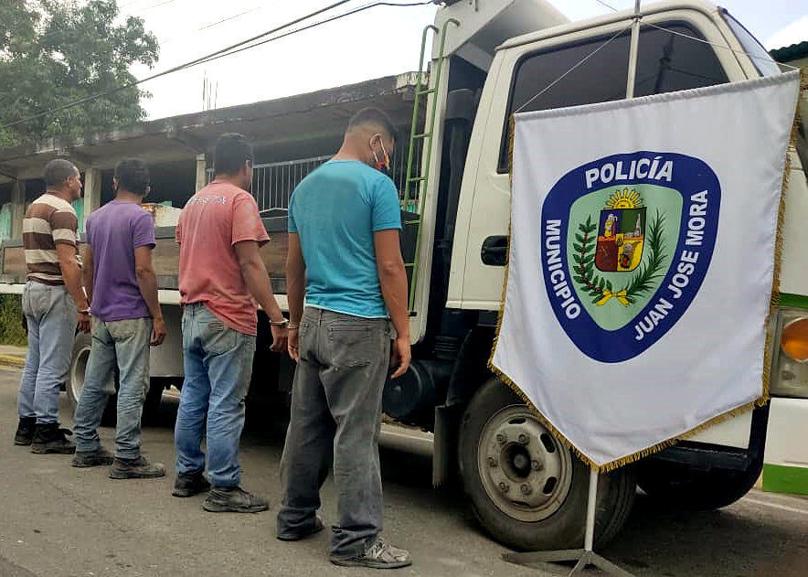 detenidos por arrojar escombros en la vía - ACN