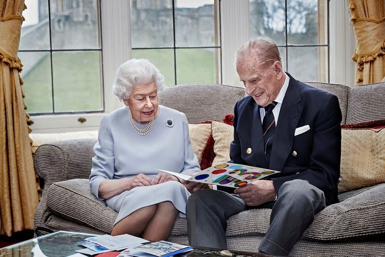 reina Isabel II y esposo reciben vacuna
