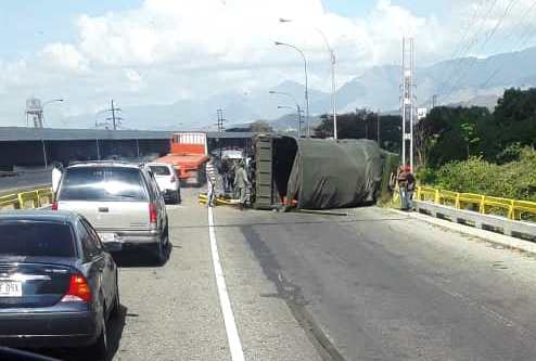 convoy militar volcó ARC- acn