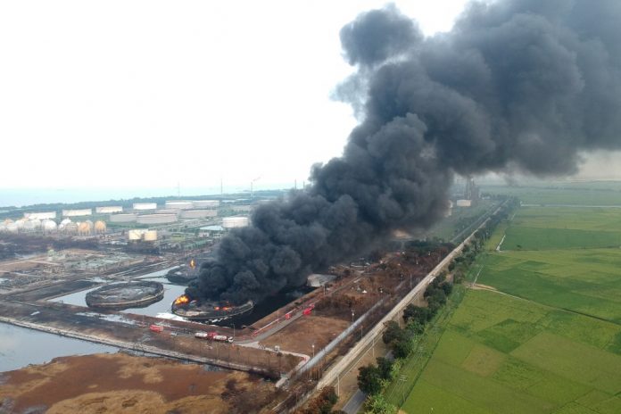 Incendio en refinería de petróleo de Indonesia