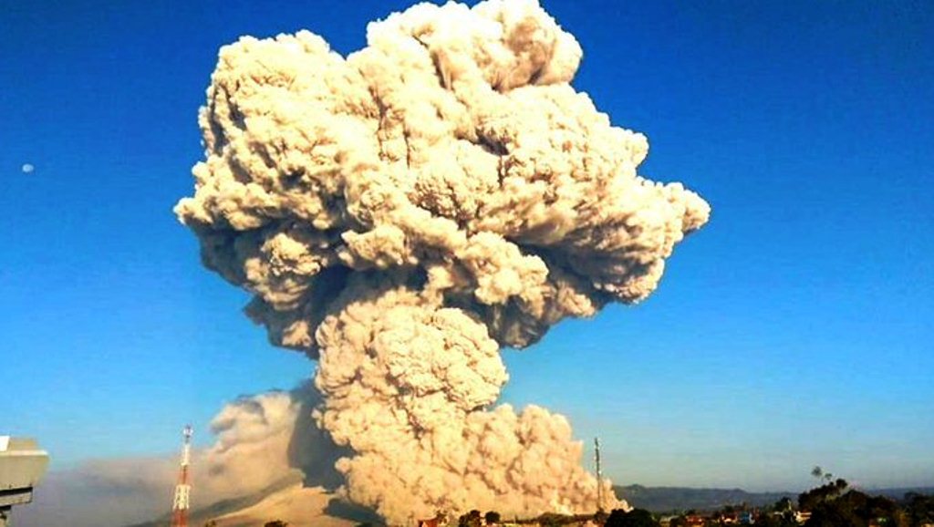 Volcán Sinabung expulsó enorme columna - noticiasACN